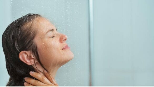 Image of a bathing woman - Ayurveda has rules such as the best time to take bath