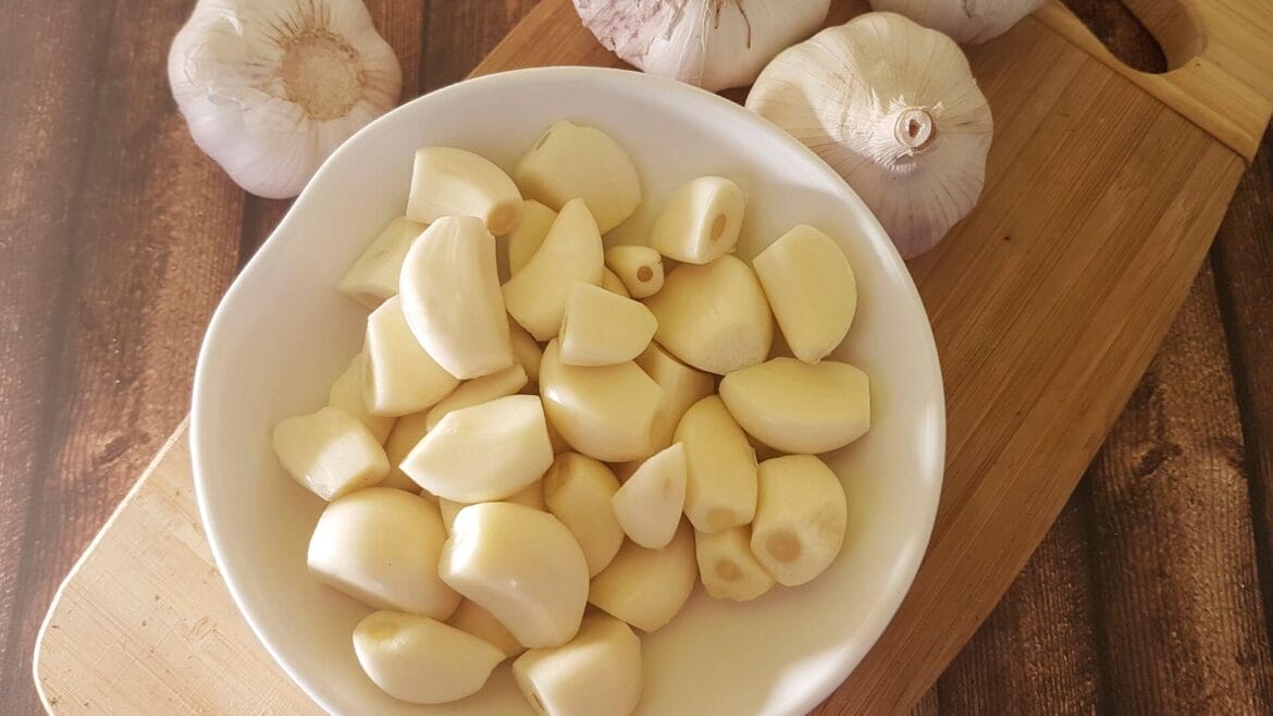 Image of whole garlic and peeled cloves (which has lot of health benefits due to allicin)