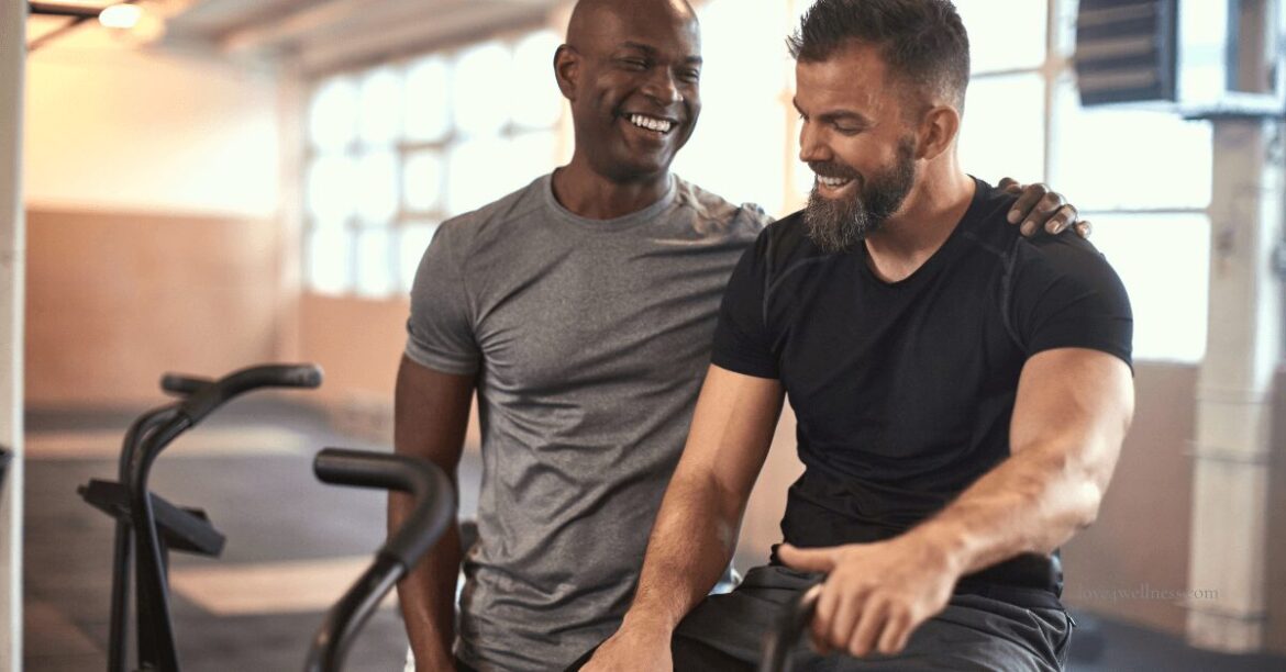 Image of two men in 40s in a gym: visceral fat can be reduced with cardio and strength training